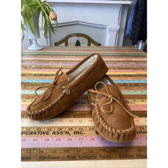 Minnetonka Moccasins Women 9 Leather Laced Softsole Brown Suede Slippers Classic - Picture 1 of 11